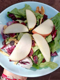 Una foto de Ensalada fresca con manzana🍎