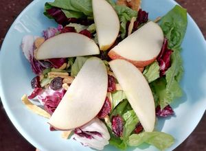 Una foto de Ensalada fresca con manzana🍎