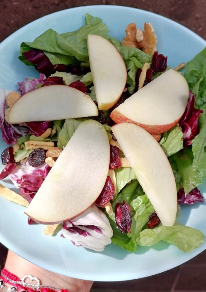 Una foto de Ensalada fresca con manzana🍎