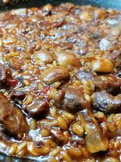 Una foto de Arroz al horno con carrilleras y champis
