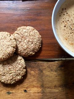 Una foto de Galletas de Avena con Manzana verde y Canela 🍪🍏🍯
