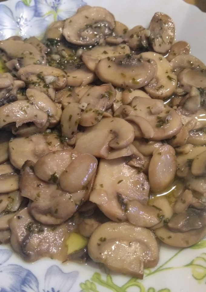 Una foto de Champiñones al ajillo