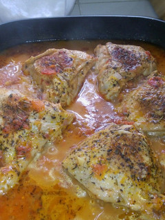 Una foto de Pollo🐥 guisado con jugo de naranja🍊 y tomates frescos🍅