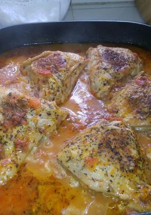 Una foto de Pollo🐥 guisado con jugo de naranja🍊 y tomates frescos🍅