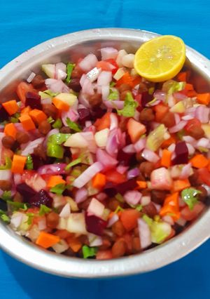 A picture of દેશી ચણા નું સલાડ.
