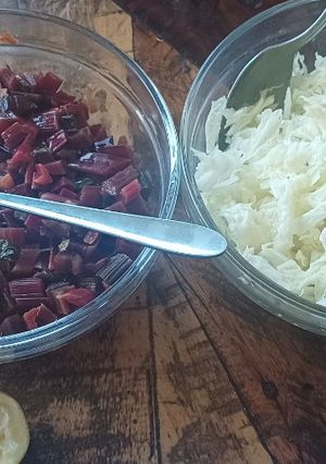 Una foto de Ensalada de tallos de beterraga