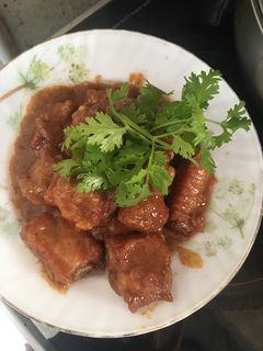Hình của món Sườn non rim nước cốt dừa.