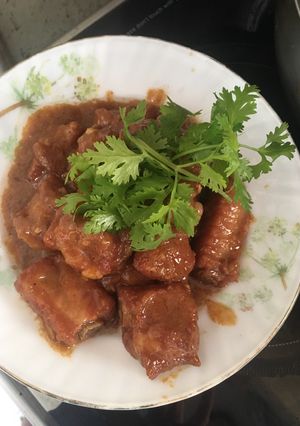 Hình của món Sườn non rim nước cốt dừa.