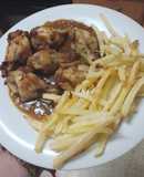 Jamoncitos de pollo adobados y asados en freidora de aire con salsa de Cola-Cola y papas fritas