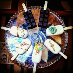 A picture of Cakesicles.