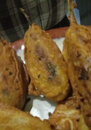 A picture of Potato coated Fried mirchyy.