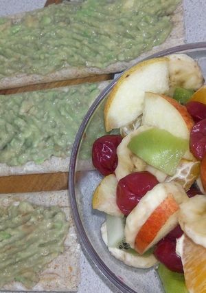 Фото Любимый завтрак - паста из🥑 и фруктовый салат🍌🍊🍒🥝🍊.