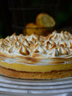 Una foto de Pastel de limón con masa sablé y merengue suizo