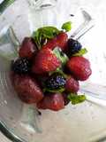 Agua fresca fresa-frambuesa-hierbabuena