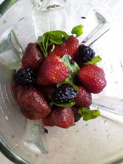 Una foto de Agua fresca fresa-frambuesa-hierbabuena