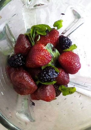 Una foto de Agua fresca fresa-frambuesa-hierbabuena