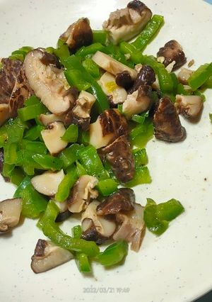 青椒炒香菇 的食譜成品照片