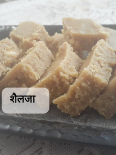 बेसन की बर्फी (Besan ki barfi recipe in Hindi) रेसिपी मुख्य फोटो