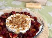 Una foto de queso camembert horno