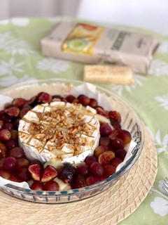 Una foto de Camembert con brevas y uvas al horno o airfryer