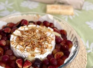Una foto de Camembert con brevas y uvas al horno o airfryer