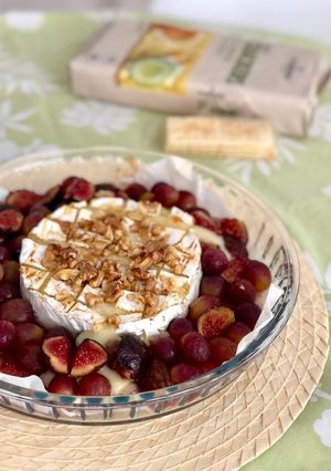 Una foto de Camembert con brevas y uvas al horno o airfryer