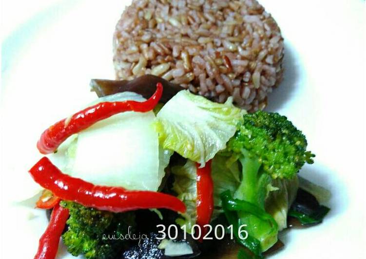 Resep Nasi merah+tumis sayuran (gmdietday7) yang Lezat