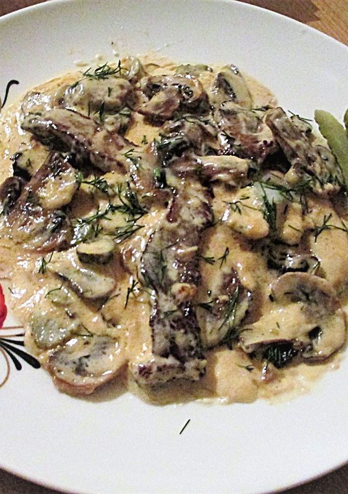 Una foto de Carne de ternera en salsa con champiñones y pepinillos agridulce