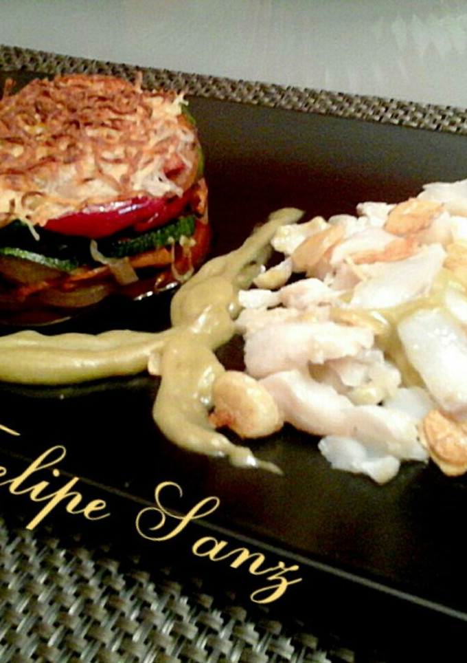 Una foto de Timbal de verduras a la plancha gratinadas con pétalos de bacalao al pil pil