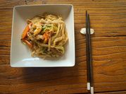 Una foto de noodles de pollo
