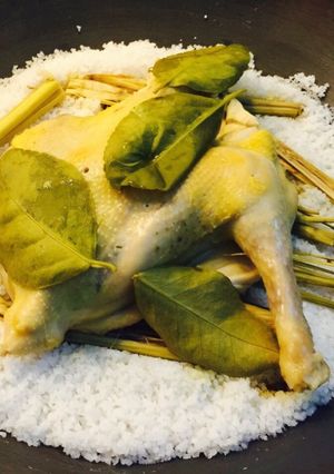 Hình của món Gà hấp muối, sả, lá chanh phiên bản mới.