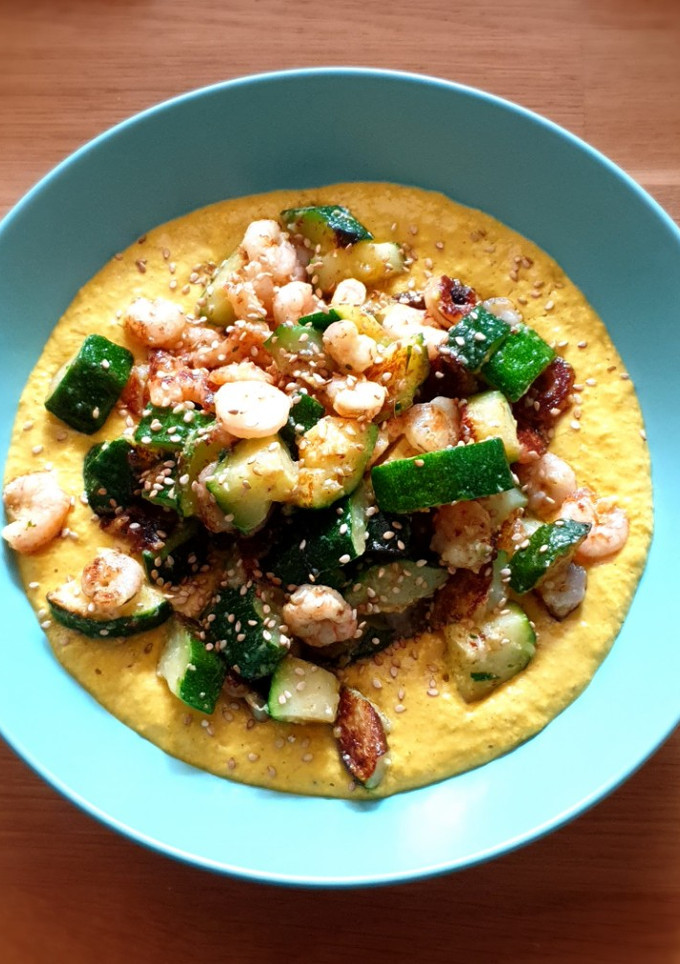 Una foto de Gambas y calabacín con salsa de mango y curry