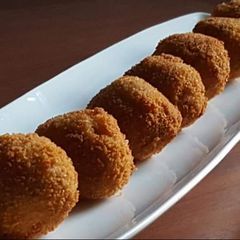 A picture of Spaghetti chicken cheese balls.