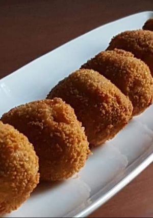 A picture of Spaghetti chicken cheese balls.
