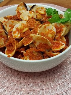 Una foto de Almejas con piñones y salsa de tomates secos