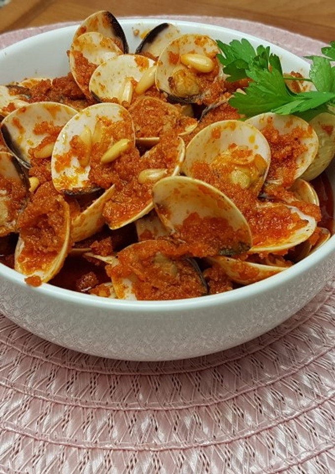 Una foto de Almejas con piñones y salsa de tomates secos