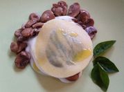 Una foto di ravioli al basilico