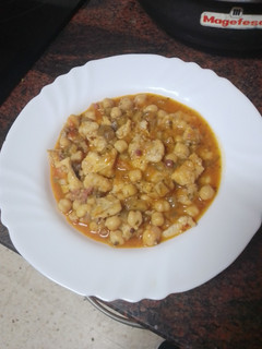 Una foto de Guiso de pollo con garbanzos y berenjena