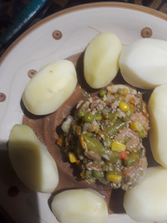 Una foto de Pollo al jugo con camarones y papa cocidas