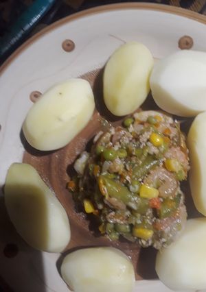 Una foto de Pollo al jugo con camarones y papa cocidas