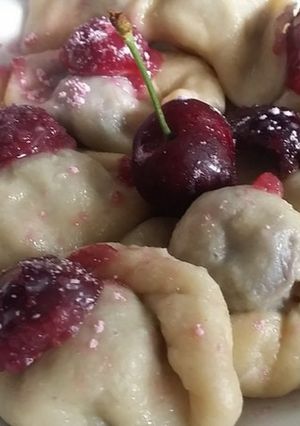 Une photo de Raviolis aux cerises (pierogi, colțunași, varenyky..)