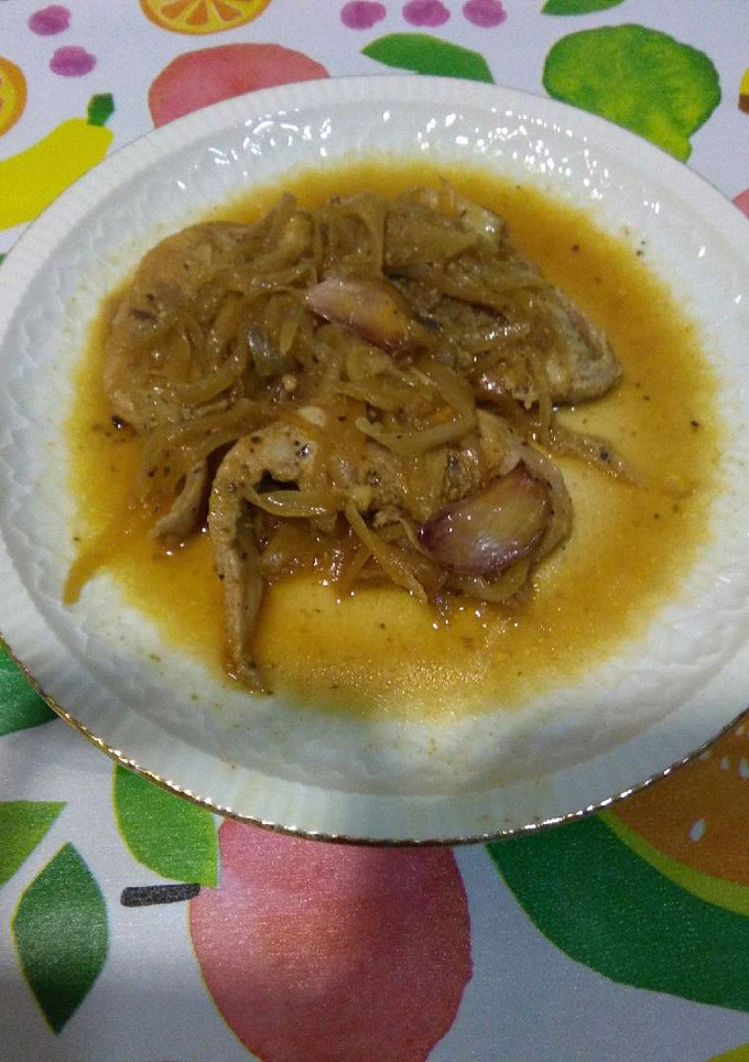 Una foto de Conejo encebollado al cava