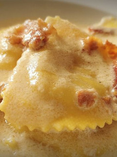 Una foto de Mezzelune (Medialunas) rellenas de trufa y Parmesano