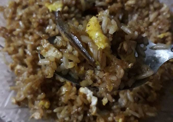 Bagaimana cara membuat Nasi goreng teri dijamin spesial