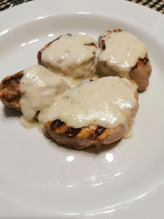 Una foto de Filet de porc amb salsa roquefort/salsa pebre negre