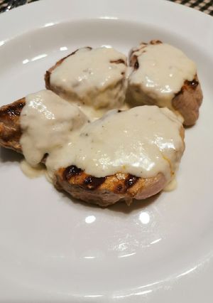 Una foto de Filet de porc amb salsa roquefort/salsa pebre negre