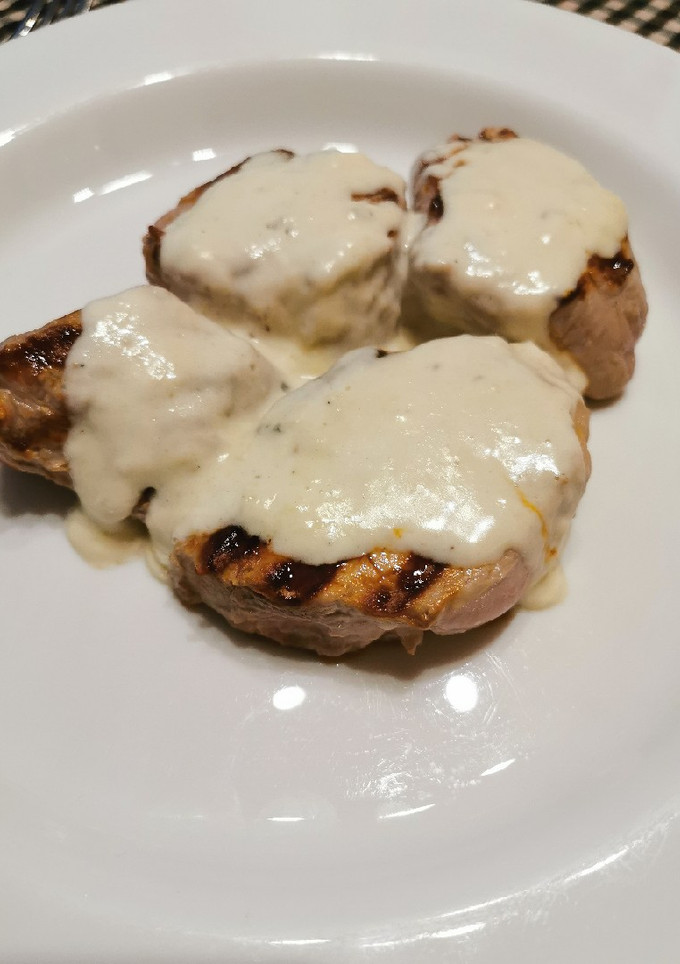 Una foto de Filet de porc amb salsa roquefort/salsa pebre negre