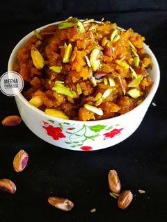 मूंग की दाल का हलवा(moong ki daal ka halwa recipe in hindi) रेसिपी मुख्य फोटो