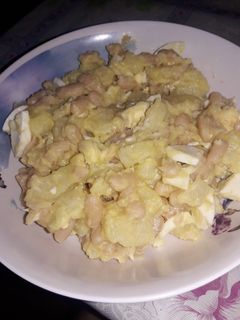Una foto de Ensalada de papas huevos duros y porotos manteca