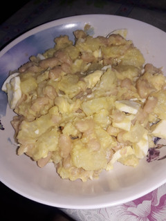 Una foto de Ensalada de papas huevos duros y porotos manteca